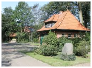 Es zeigt das alte Sptizenhaus in Bötersen mit einem kleinen Park im Vordergrund