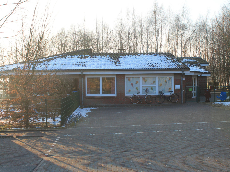 Der Eingang des Kindergartens von Bötersen im Winter. Auf dem Dach liegt Schnee.