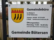 Ein Foto der Hausnummer 8 mit dem Schild der Gemeinde Bötersen an der Hauswand des Bürgermeisters.